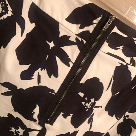 Simply Vera Black & White Floral Skirt - Size 4 - Picture 6 of 6